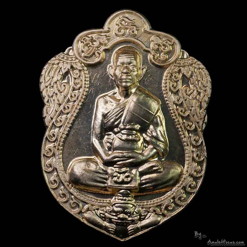 เหรียญเสมาสร้างโรงพยาบาลตราด ลป.บัว ถามโก เนื้ออัลปาก้า บล็อคทองคำ สังฆาฏิ 2 ขีด ออกปี 54 พร้อมบัตร