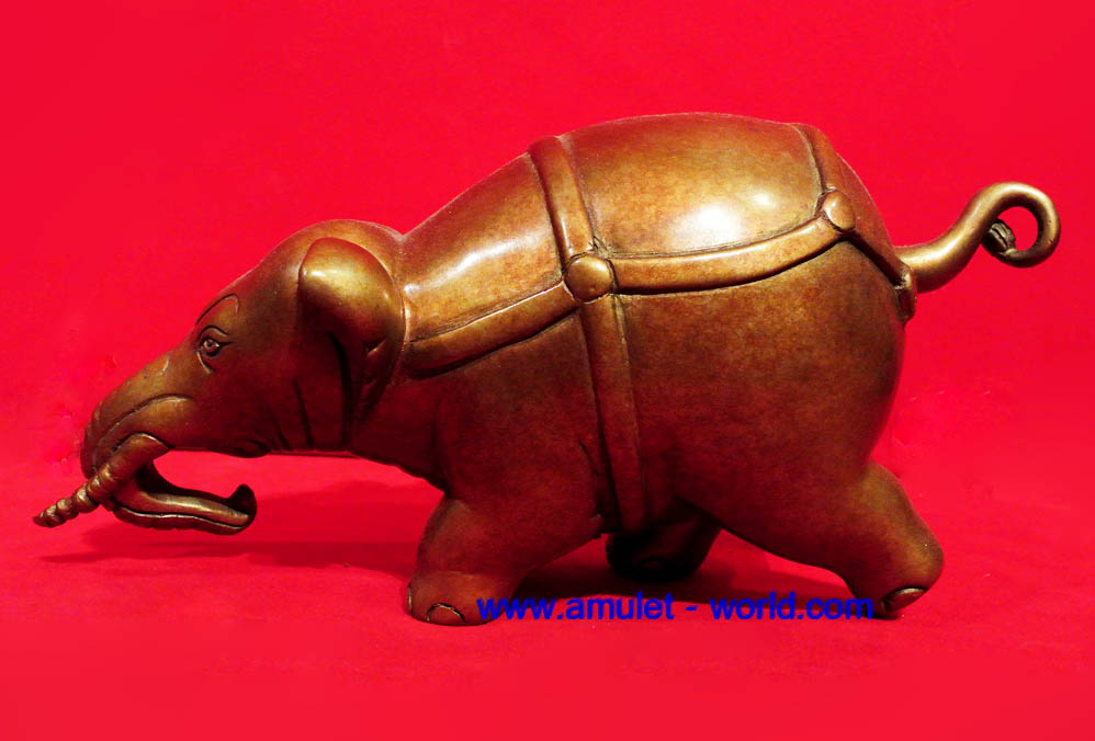 ช้างเนื้อบรอนซ์นอก โดยฝีพระหัตถ์ ของพระเทพฯ เนื้อบรอนซ์นอก ปั้นโดย อ.นนทิวรรธน์ จันทนะผะลิน