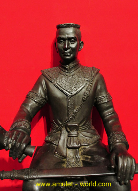 พระนเรศวร รุ่น อนุสรณ์ดอนเจดีย์ เนื้อโลหะผสมรมดำ หน้าตัก 9 นิ้ว 1