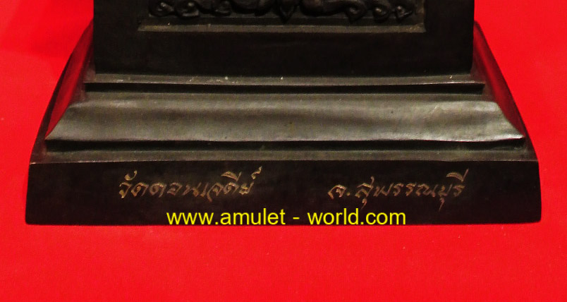 พระนเรศวร รุ่น อนุสรณ์ดอนเจดีย์ เนื้อโลหะผสมรมดำ หน้าตัก 9 นิ้ว 6