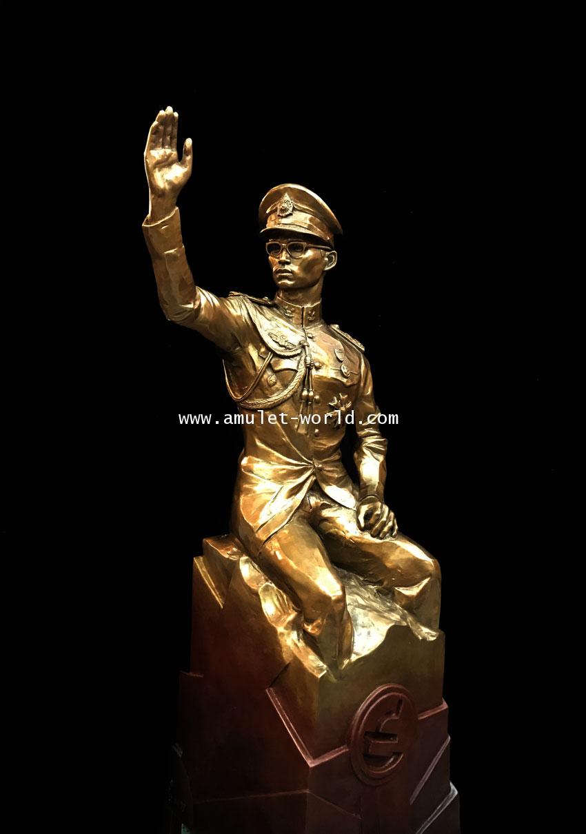 ประติมากรรม ทรงโบกพระหัตถ์ สูงรวมฐาน 89 ซม. เนื้อบรอนซ์นอกสีทองวาว ศิลปิน อ.ศักดิ์วุฒิ วิเศษมณี 1