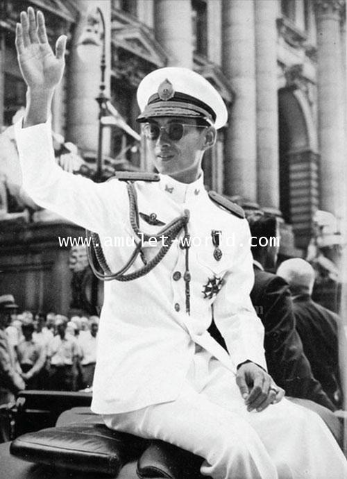 ประติมากรรม ทรงโบกพระหัตถ์ สูงรวมฐาน 89 ซม. เนื้อบรอนซ์นอกสีทองวาว ศิลปิน อ.ศักดิ์วุฒิ วิเศษมณี 2