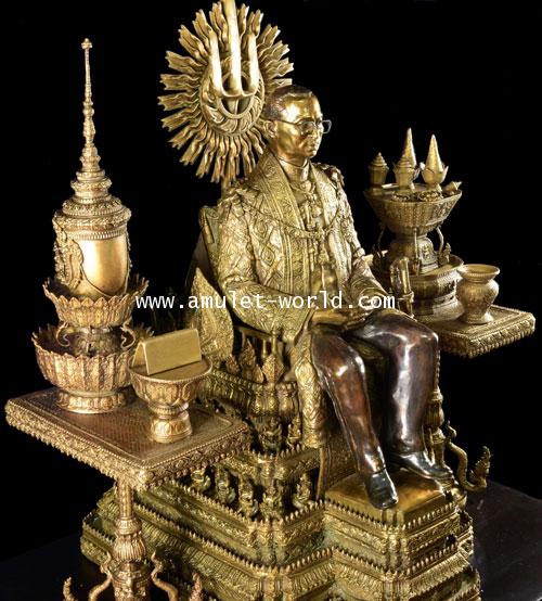 ในหลวงเมื่อปลายรัชกาล The King on the-throne Artist Manop Suwanqinta Bronze 2017 1