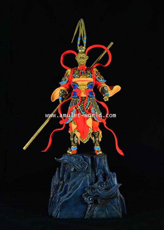 เจ้าพ่อเห้งเจีย ไต้เสี่ยฮุกโจ้ว เหยียบเมฆปางชนะมาร  เนื้อโลหะลงสี สูง 80 ซม. งานศิลปินชื่อดัง