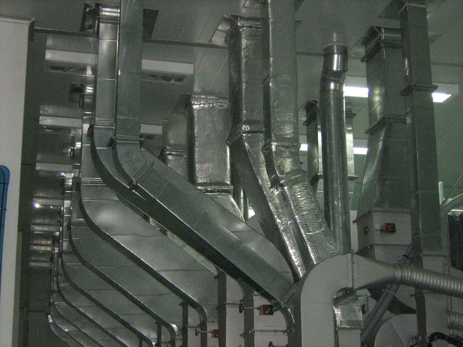 ท่อดักท์ Exhaust งานผลิต ติดตั้งท่อระบายอากาศ (Exhaust) ของเครื่องจักรพิมพ์   หน้างาน บริษัท ปทุมเฟล 2