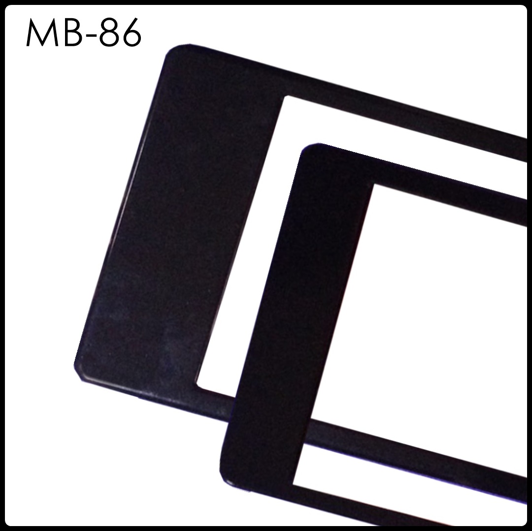 กรอบป้ายทะเบียนกันน้ำ MB-86 สีดำล้วน ALL BLACK สั้น-ยาว ระบบคลิปล็อค 8 จุด พร้อมน็อตอะไหล่
