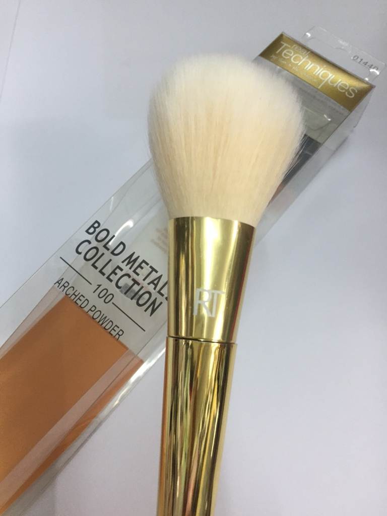 Real Techniques Bold Metals  (100 Arched Powder Brush) แปรงปัดแป้งอเนกประสงค์ 1