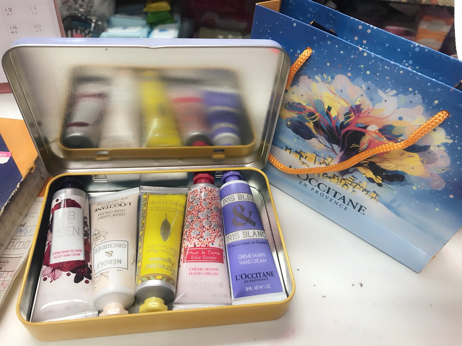 L\'occitane EN  provence   เซตบำรุงมือ 5 หลอดในกล่องเหล็กดีไซค์น่าใช้ พร้อมถุงห้าง ถ่ายจากสินค้าจริง