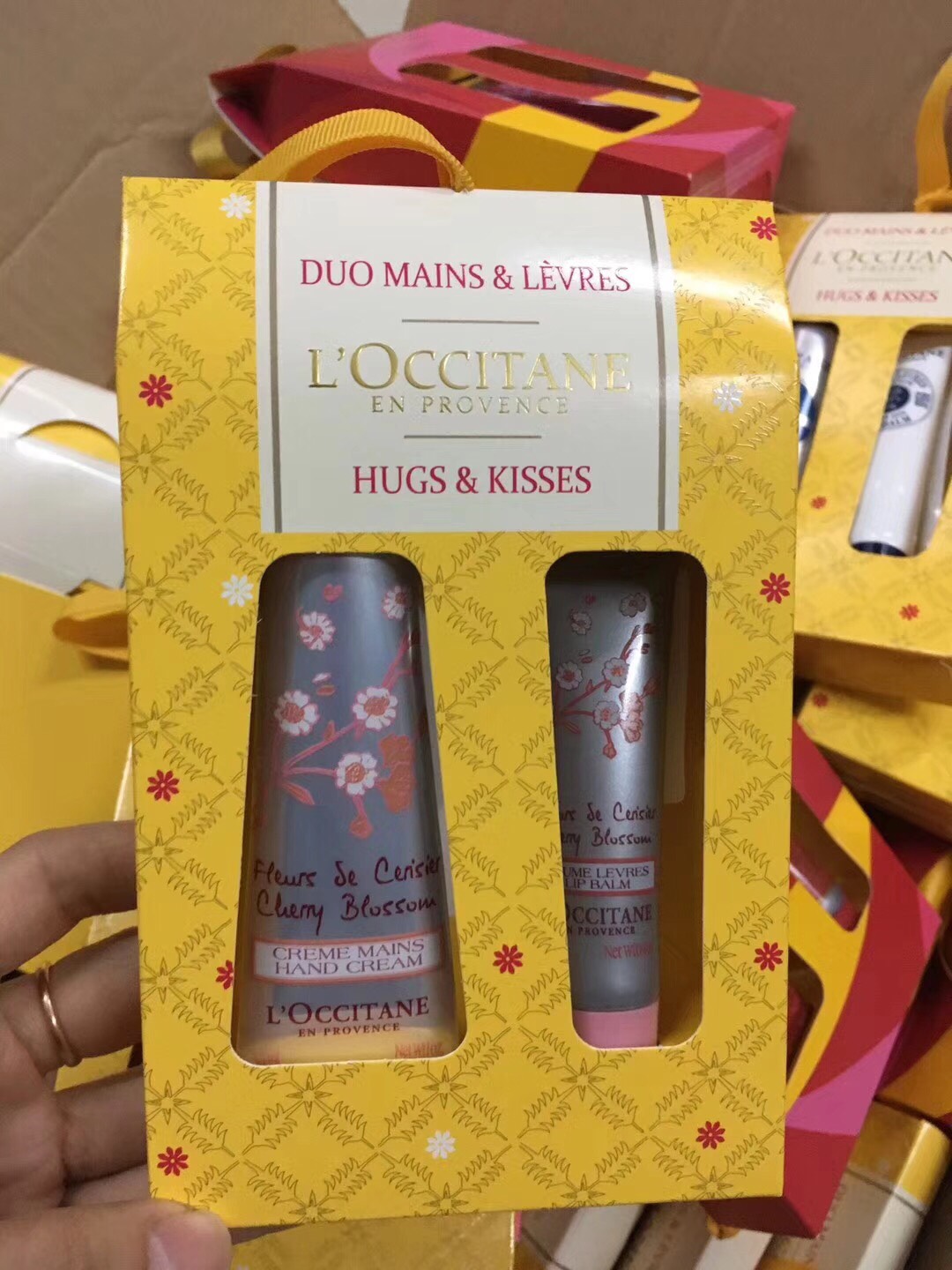 L\'occitane en provence cherry blossom Hugs Kisses Hand Cream and Lip Balm Gift set งานจริงตามภาพถ่า