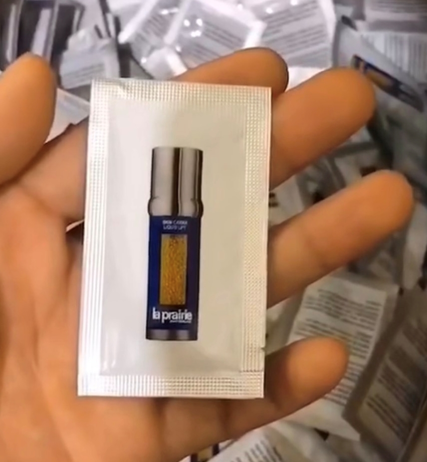 La Prairie Skin Caviar : Liquid Lift ให้คุณเผยผิวสวย  ขนาดทดลองซองใช้ต่อครั้ง (แพค 10 ชิ้น)