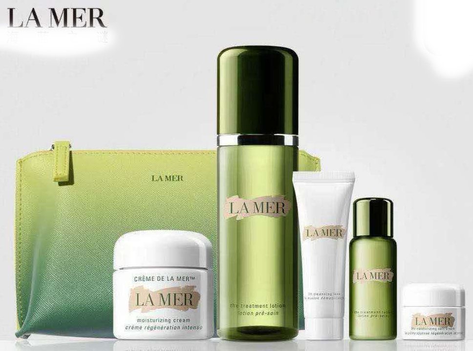 La mer The Hydrating Essentials Collection ชุดฟื้นฟูบำรุงผิวพิเศษ 5 ชิ้นพร้อมกระเป๋าในกล่องของขวัญ
