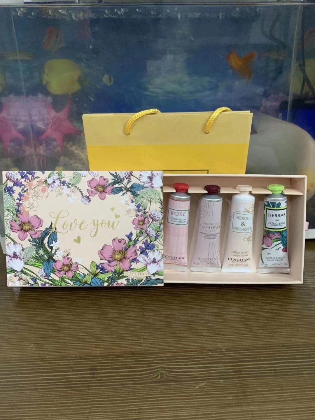 L\'OCCITAN Hand cream limited edition gift set 4 กลิ่น รุ่นลิมิเต็ดLove พร้อมถุง ถ่ายจากสินค้าจริง