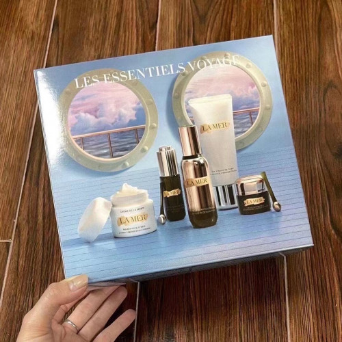 LA MER La collection essentiels voyage 5 exclusive ชุดฟื้นฟูผิววัย 30+ มี 5 ชิ้นในเซตขนาดไซค์มาตรฐาน 1
