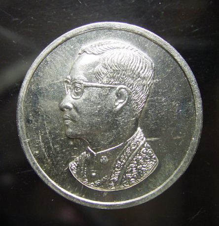 เหรียญในหลวง มูลนิธิคุ้มเกล้าฯ เนื้อเงิน ซองเดิม (ขายแล้ว)