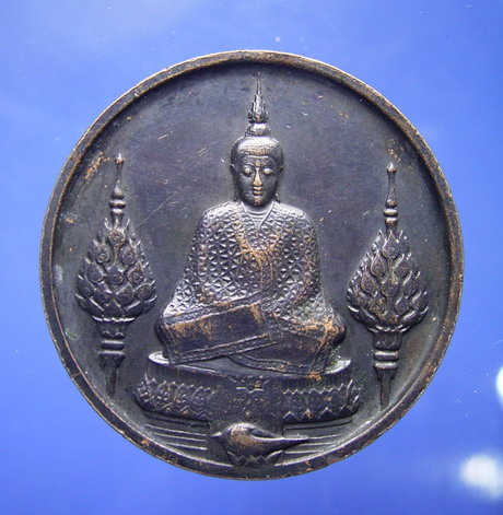 เหรียญพระแก้วมรกต ทรงเครื่องฤดูหนาว รุ่นพระราชศรัทธา พ.ศ.2525 (จองแล้ว)
