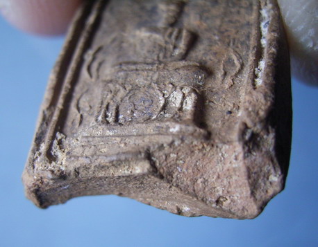 พระดินดิบกรุวัดชนะสงคราม พิมพ์เถาวัลย์เลื้อย ซุ้มโค้ง (New) 2