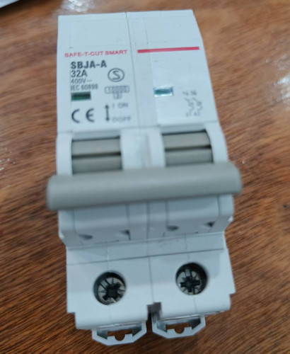 เบรคเกอร์ เมนส์ 2P 32A 2สาย 10KA สีขาว ยี่ห้อเซฟทีคัท