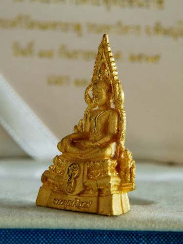 พระพุทธชินราช เฉลิมพระเกียรติสิรินธร ทองคำ 99.9 ออกปี 2539 พร้อมกล่องเดิม 4