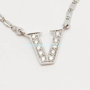 A052 สร้อยพร้อมจี้ตัวอักษร V
