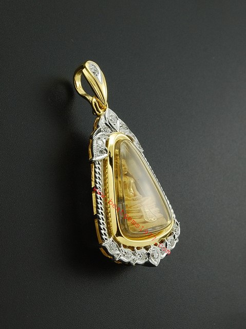 M382/D หลวงพ่อโสธรฯ รุ่นทูลเกล้ามหามงคล ปี2544 ในกรอบกันน้ำฝังเพชรแท้ 1