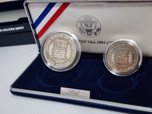 เหรียญที่ระลึกการแข่งขันฟุตบอลโลกปี 1994 ที่ประเทศสหรัฐอเมริกา พร้อมใบรับรองการผลิต 1