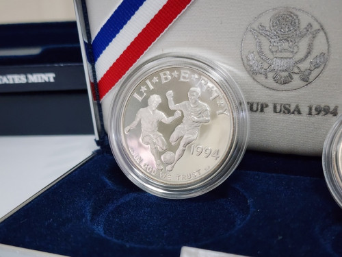 เหรียญที่ระลึกการแข่งขันฟุตบอลโลกปี 1994 ที่ประเทศสหรัฐอเมริกา พร้อมใบรับรองการผลิต 2