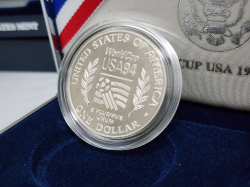 เหรียญที่ระลึกการแข่งขันฟุตบอลโลกปี 1994 ที่ประเทศสหรัฐอเมริกา พร้อมใบรับรองการผลิต 4