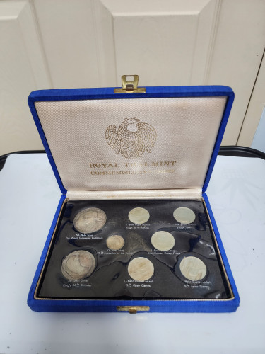 ชุดเหรียญกษาปณ์ที่ระลึกในกล่องผ้าไหมสภาพดี ช่วงระหว่างปี 2506-2514