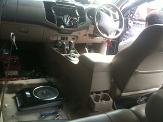 toyota fortuner กับงานติดตั้้งเบสบ็อกซ์ ซ่อนงานเนียน  ติดต้ั้งได้ทั้งตัว 8 และ 10 นิ้ว 1