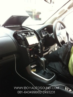 ISUZU D-MAX V CROSS โฉมใหม่ ไฉไลกว่าเดิม เนี้ยบทุกมุมด้วยเครื่องเล่น kenwood 2