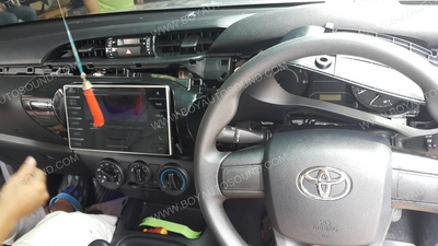 TOYOTA REVO เผยโฉมกันแล้วครับ ลูกค้าเป็นวัยรุ่นใจร้อน เลยมาติดเครื่องเสียงแบบจัดเต็ม นำหน้ากากตัวเต็ 8