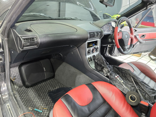 BMW Z3 อัพเกรดชุดลำโพง HERTZ แบรนด์ดังสัญชาติอิตาลี ทั้งซับบ็อกซ์ และลำโพง และยังเปลี่ยนวิทยุเป็น Al 3