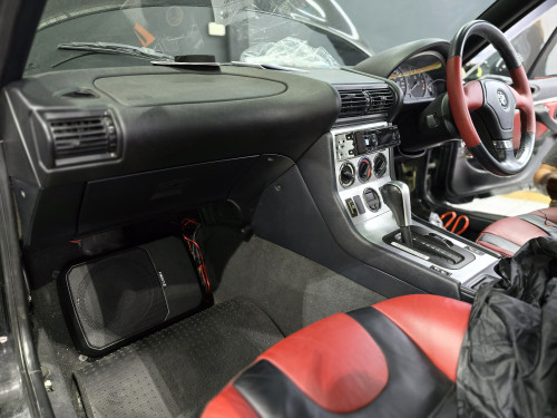 BMW Z3 อัพเกรดชุดลำโพง HERTZ แบรนด์ดังสัญชาติอิตาลี ทั้งซับบ็อกซ์ และลำโพง และยังเปลี่ยนวิทยุเป็น Al 1