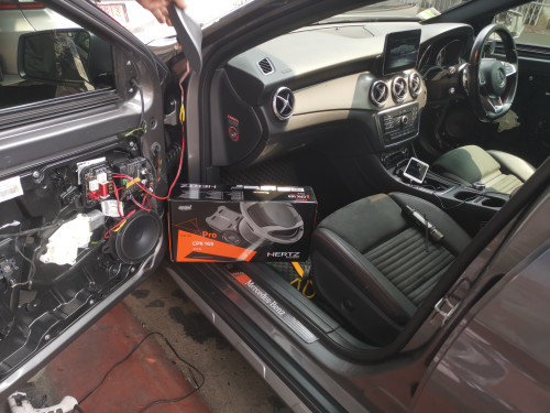 เปลี่ยนลำโพง = เปลี่ยนฟีลลิ่งทั้งคัน  BENZ ของคุณ…ควรได้ “เสียงระดับพรีเมียม” กว่านี้ คันนี้เลือกใช้