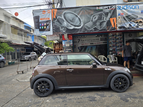 อัปเกรด Mini Cooper S ให้ทันสมัยด้วยจอแอนดรอยด์ตรงรุ่น