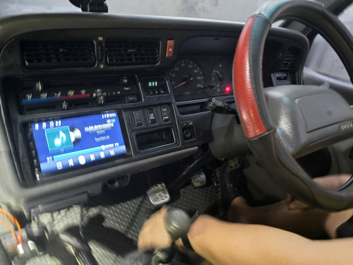 อัปเกรด Toyota Hiace ให้เป็นโรงหนังเคลื่อนที่ส่วนตัว