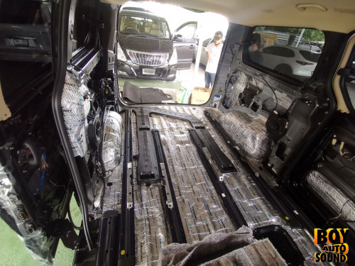 Hyundai H-1 VS Blaupunkt Sound Damping ลดเสียงรบกวนจากภายนอก ช่วยซับทอนเสียงรบกวนให้เงียบขึ้น  และยั 4