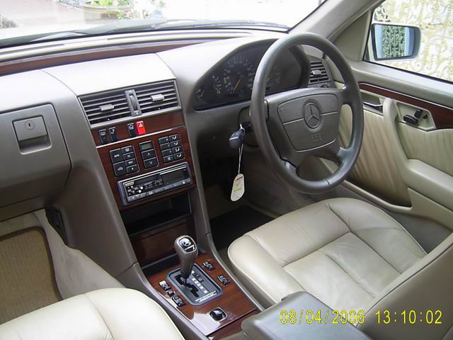 Rqq  ปี 1995 BENZ C220 สีบรอนซืทอง ออโต้ เบาะหนังแท้ปรับไฟฟ้าคู่ AIRBAG ABS แอร์ดิจิตอล $A01 2