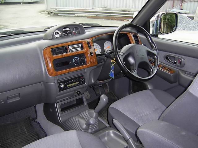 Rqq  MITSUBISHI STRADA GRANDIS 2.5VG TURBO ปี 2003 เขียวทูโทนAIRBAGเข้าศูนย์ตลอด มือ1 $A07  แทรคยาง 2