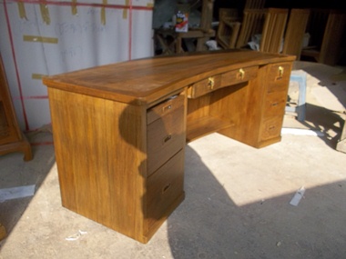 โต๊ะทำงานไม้สักทรงโค้ง 3