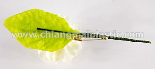 เข็มกลัดดอกมะลิ สีขาวออกครีม ใบสีเขียวอ่อน ก้านยาว 1