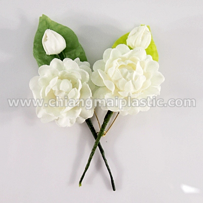 เข็มกลัดดอกมะลิ สีขาวออกครีม ใบสีเขียวอ่อน ก้านยาว 4