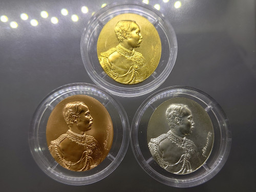 เหรียญรัชกาลที่5 หลัง จปร. (ชุด3เหรียญ เนื้อทองคำ 99.99% หนัก 30 กรัม เนื้อเงิน บรอนซ์) โมเน่ร์ เดอ 