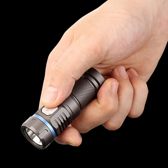 JetBeam E20R 990 Lumens ขนาดเล็ก ชาร์จได้ในตัว มาพร้อมแบตชาร์จ แกะกล่องพร้อมใช้งานทันที