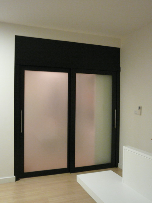 ประตูกั้นห้องบานสไลด์กั้นภายในเป็นห้องแต่งตัวมีราวและชั้นแขวนผ้า โครงไม้จริงงานBuilt in ย้อมสีโอ๊ค 2