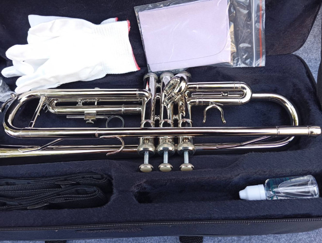 ทรัมเปท ยี่ห้อ Wisdom สีเงิน กล่องและอุปกรณ์ครบชุด 7