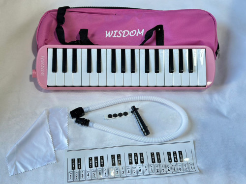 เมโลเดียน Wisdom 32 คีย์ รุ่นมาตราฐาน แบบกระเป๋าผ้า สีชมพู พร้อมสายเป่า ปากเป่า สติกเกอร์โน็ตและยางต 3