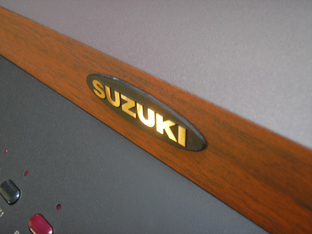 เปียโนไฟฟ้า ยี่ห้อ SUZUKI รุ่น km-88 ปรับระดับน้ำหนักคีย์ และบันทึกเสียงได้ พิเศษสุดแถม amp 100w 1