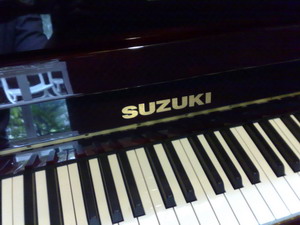 เปียโน Studio Upright ยี่ห้อ SUZUKI รุ่น AU 200 คุณภาพ ดี เยี่ยม 1