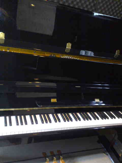 เปียโน Studio Upright ยี่ห้อ SUZUKI รุ่น AU 200 คุณภาพ ดี เยี่ยม สีดำ 1